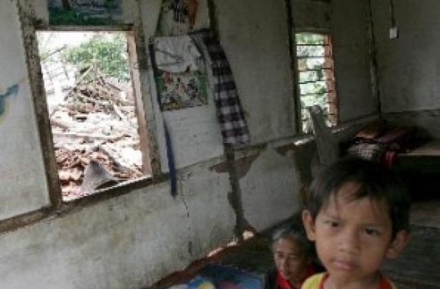 Над 1200 сгради разрушени от труса в Индонезия