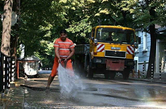 Продължава миенето на улиците в централната част на София