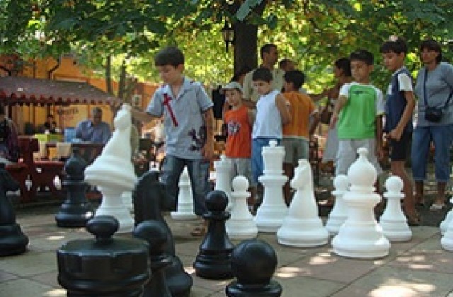 Площадка за шах откриха в Морската градина в Бургас