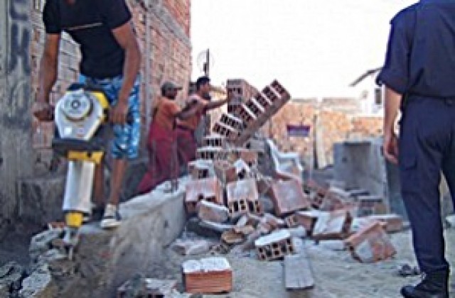 Бутат незаконни постройки в ромска махала в Пловдив