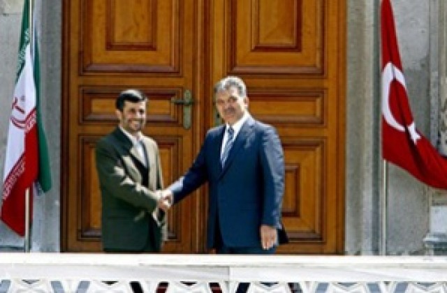 Ахмадинеджад на посещение в Турция