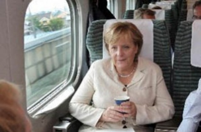 Меркел пристигна в Сочи, където ще разговаря с Медведев