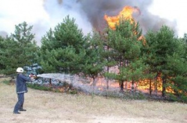 Продължава гасенето на пожара в Свиленградско