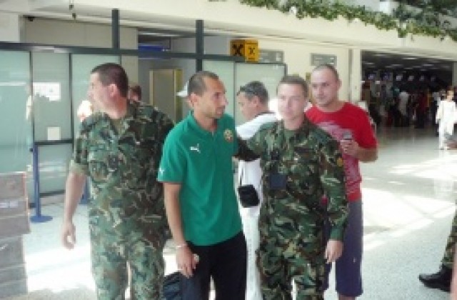 Войници и фенове на ЦСКА чакат нашите на летището в Сараево