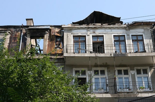 Изгоря последният етаж на жилищна сграда в София