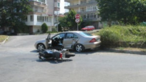 Автомобил и мотоциклет се блъснаха на кръстовище в Шумен