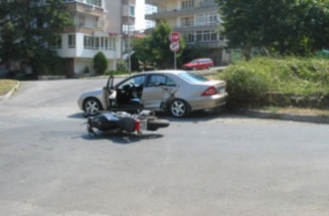 Автомобил и мотоциклет се блъснаха на кръстовище в Шумен