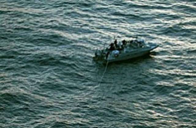 Издирват 70 незаконни имигранти, лодката им се обърна край Малта