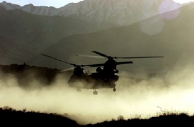 Хеликоптер на ливанската армия пострада при стрелба, един убит