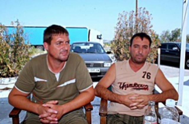 Задържаните в Гърция български военни се прибраха в България