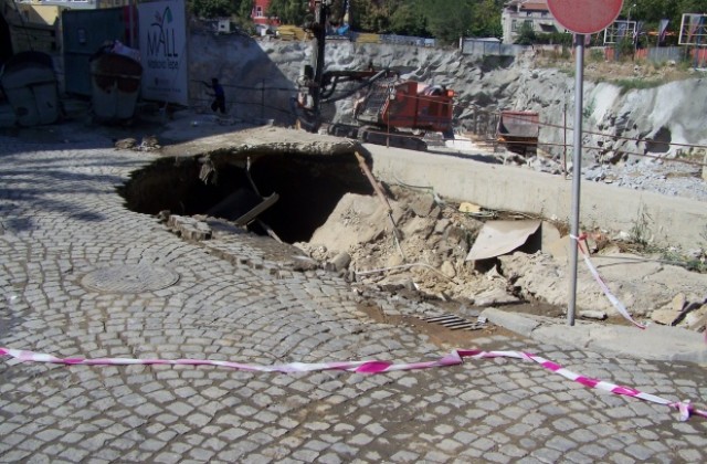 Улицата край Марково тепе пропадна след 2 години взривове