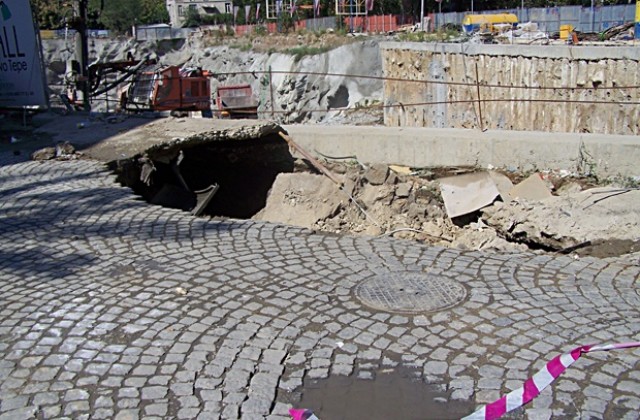 Пропадна улица край изкоп на бивше тепе в Пловдив