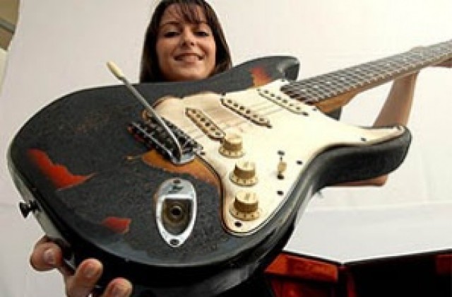 Продадоха китарата на Джими Хендрикс за 280 000 паунда