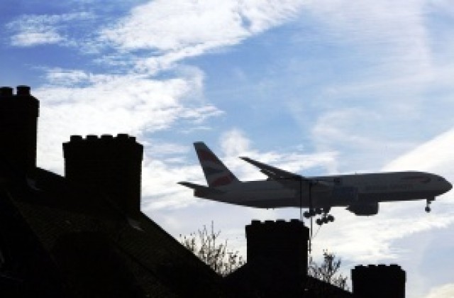 Разследват бомбена заплаха срещу самолет на Еър Лингъс