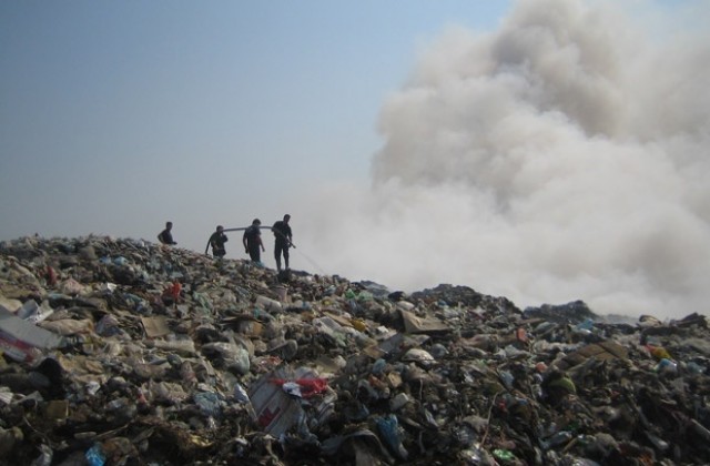 Огънят на сметището в Цалапица отново се разраства