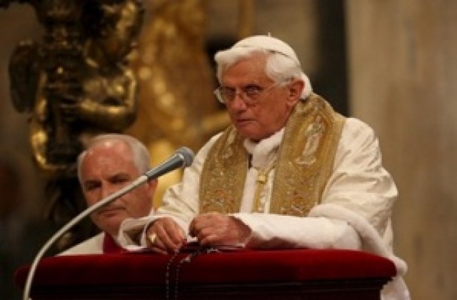 Папата отпътува от Париж за Лурд