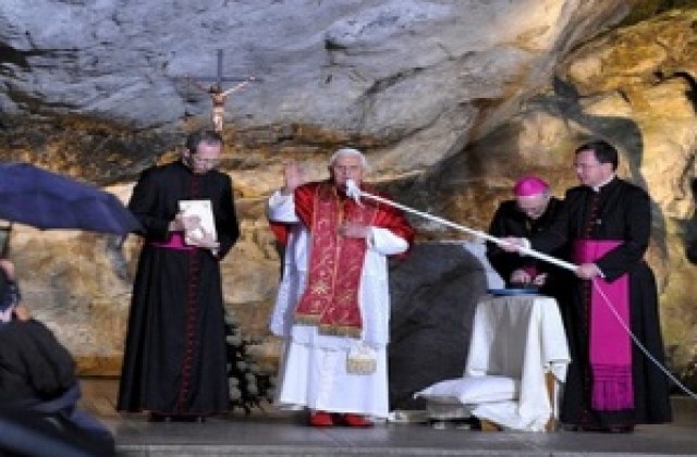 Папа Бенедикт ХVІ започна тридневно поклонение в Лурд