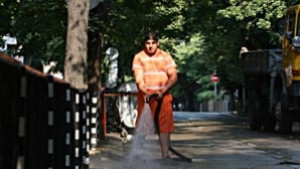 Продължава банята на софийските улици