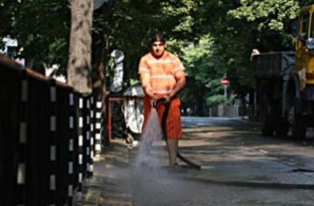 Продължава банята на софийските улици