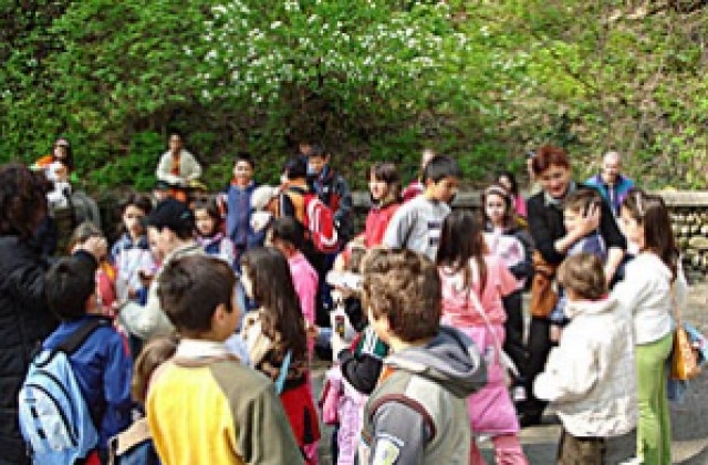 2204 първолаци тръгнаха на училище в Сливенско