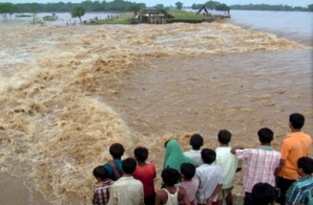 Над сто души са загинали в Индия в резултат на проливните дъждове