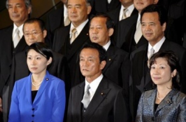 Новите японски министри намалиха заплатите си с 10%