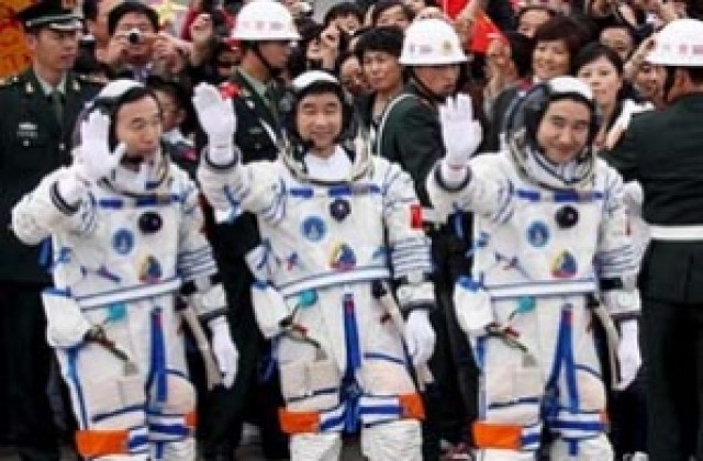 Китай приветства астронавтите и насочи поглед към Луната
