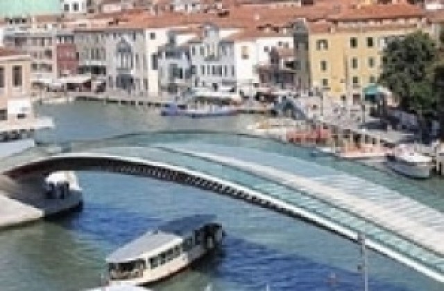 Нов мост във Венеция прати десетки минувачи в болница