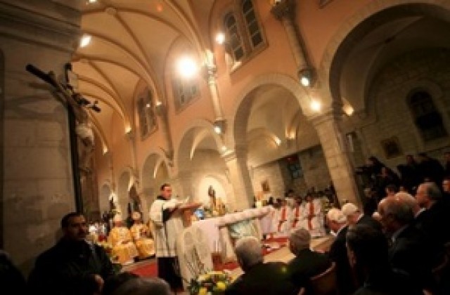 Италианци съчетават пазаруването с литургията