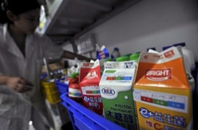 Китай се опитва да успокои света, че млякото му е безопасно