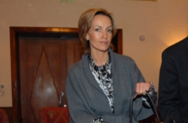 Грънчарова ще бъде на работно посещение в Загреб