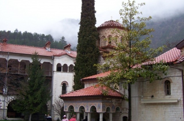 Пловдивски пенсионери на екскурзия до Бачковския манастир