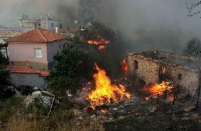 Пожар бушува в две къщи в шуменски села