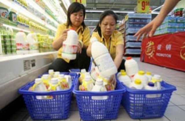 Китай изтегли млечните продукти, произведени до 14 септември