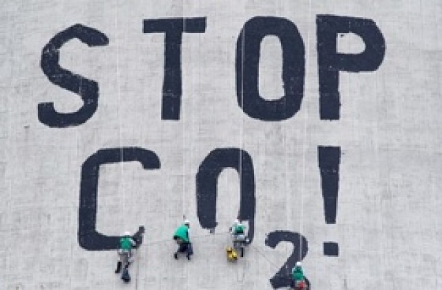 „Таймс”: Ангажиментът на ЕС за парниковите емисии стана жертва на кризата