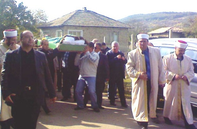 Доган не отиде на погребението на Ахмед Емин