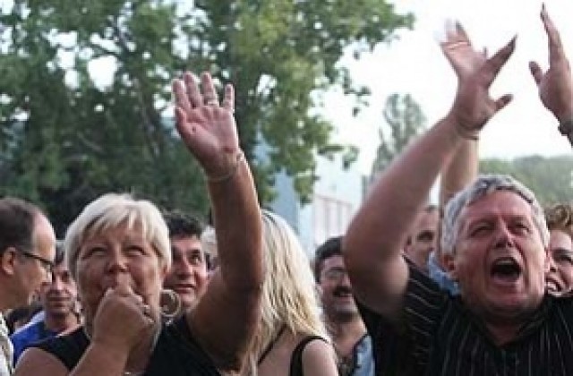 Около 100 работника се събраха на протест в „Кремиковци”