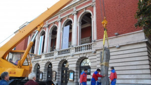 Статуи поръчани преди 23 години украсиха операта в Русе
