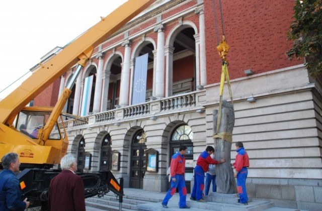 Статуи, поръчани преди 23 години, украсиха операта в Русе