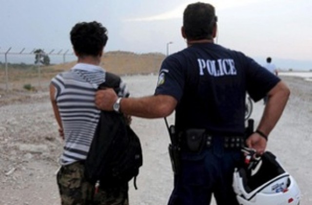 Трафикант изостави 40 нелегални имигранти в Гърция