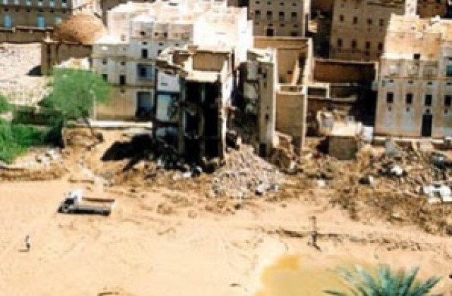 Около 100 души загинаха при наводненията в Йемен