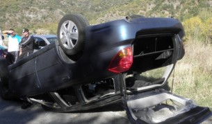 Лек автомобил с три деца се преобърна край Симитли