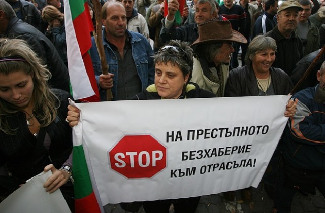 Фермери блокираха центъра на София, дават им пари през декември