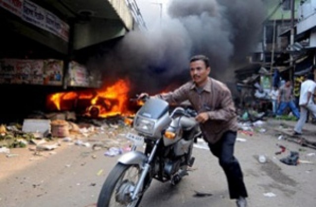 Най-малко 48 души загинаха при експлозии в Индия