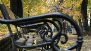 Поставят нови пейки в градинката пред зоопарка в София