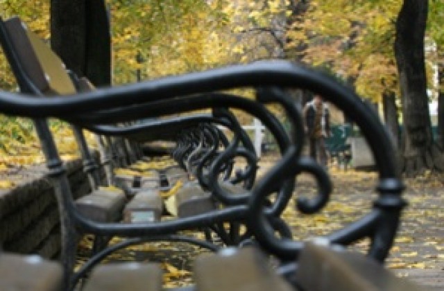 Поставят нови пейки в градинката пред зоопарка в София
