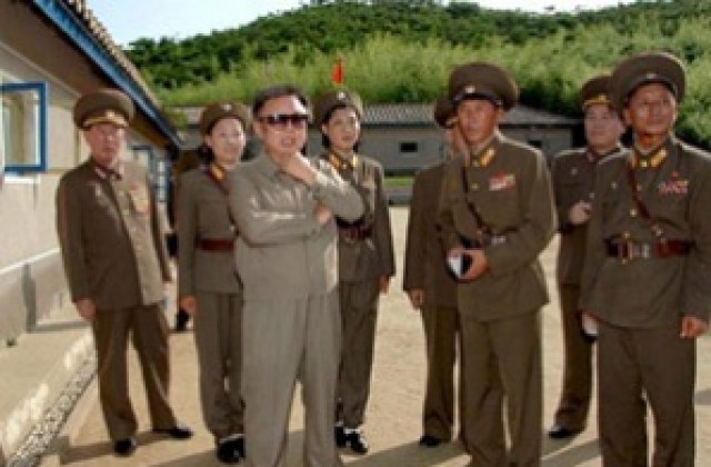 Северна Корея разпространи снимка на Ким Чен Ир на футболен мач