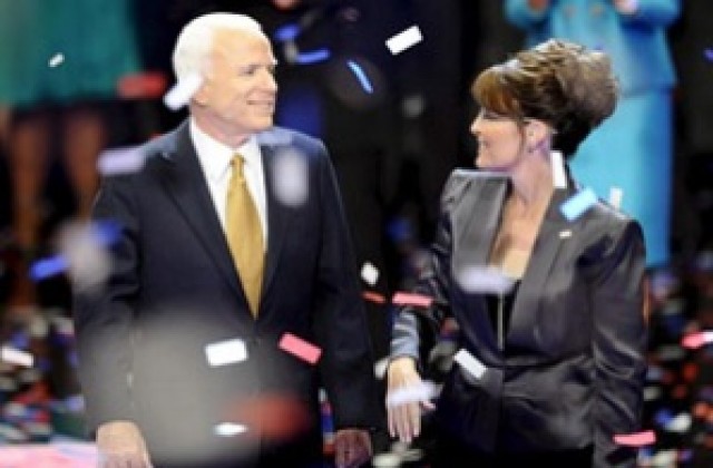 Маккейн и Пейлин си разменяха шеги в популярно комедийно шоу