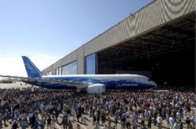 Boeing пак отложи първия полет на 787 Dreamliner