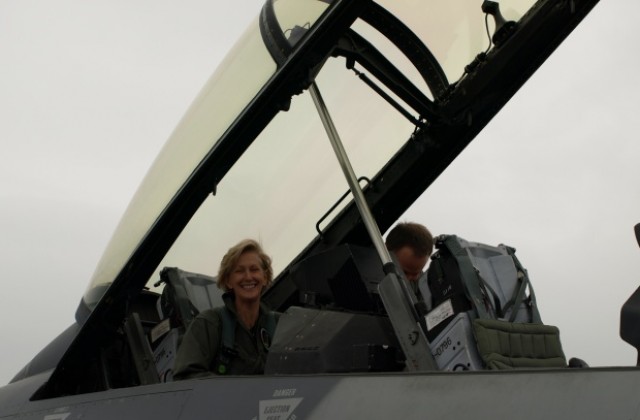 US-посланичката лети на F-16 в Графа